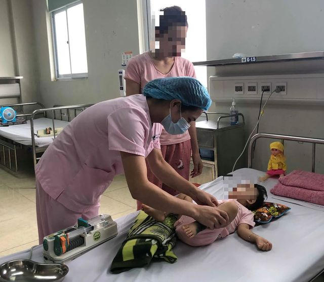 Bệnh nhi viêm não đang điều trị tại BV Nhi Trung ương.