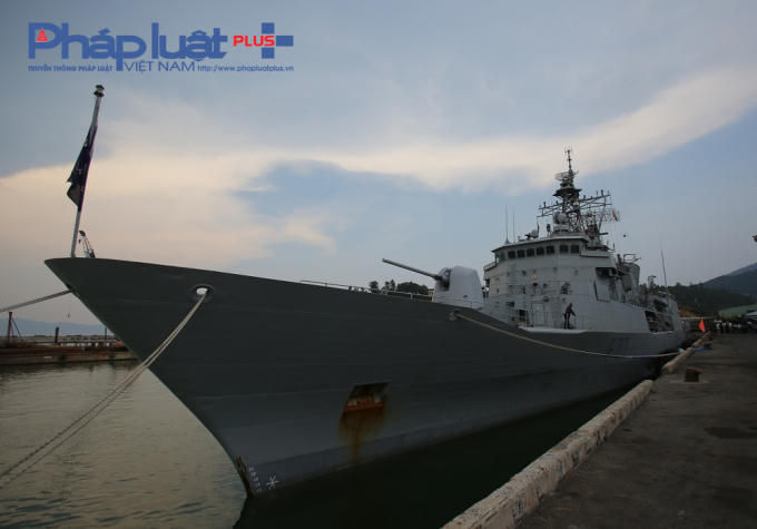 Tàu hộ vệ tên lửa lớp Anzac HMZNS Te Kaha được giao cho Bộ Quốc phòng vào năm 1997 là tàu khu trục lớp Anzac đầu tiên của Hải quân Hoàng gia New Zealand. Tàu thực hiện tuần tra an ninh hàng hải và các hoạt động giám sát bảo vệ bờ biển.