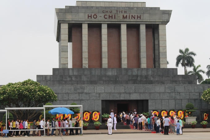 Dòng người xếp hàng trước cổng lăng Bác.