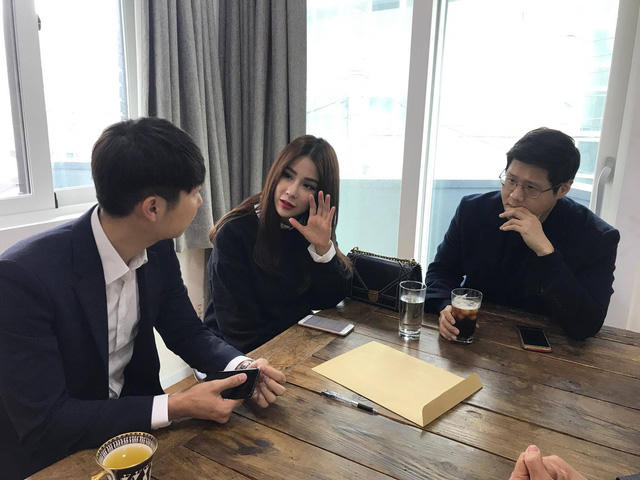 Diệp Lâm Anh trong buổi làm việc tại Hàn Quốc.
