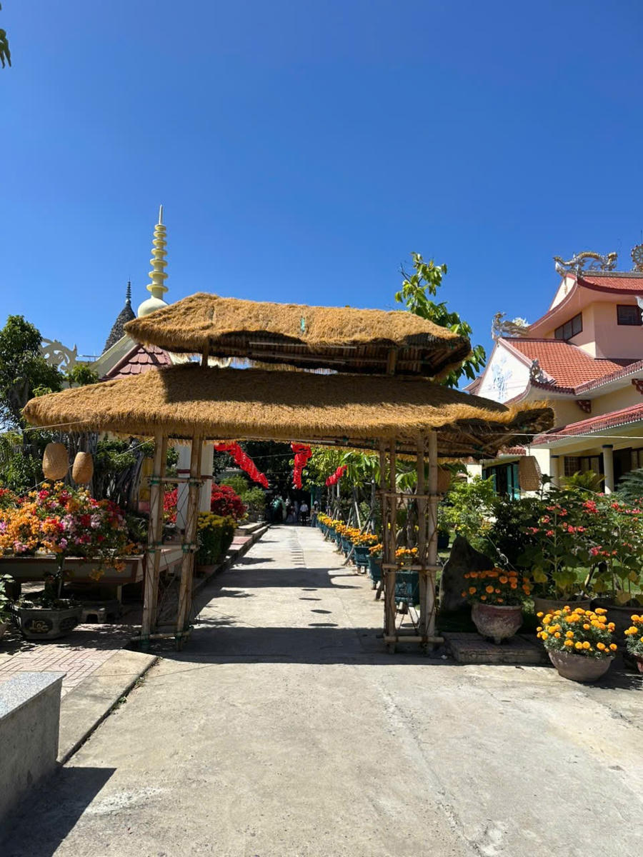 Một con đường rực rỡ hoa, cảnh trong khuôn viên chùa để du khách check-in, chụp ảnh lưu niệm.