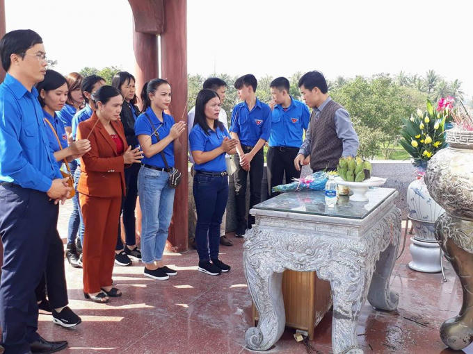 Dâng hương tưởng niêm.