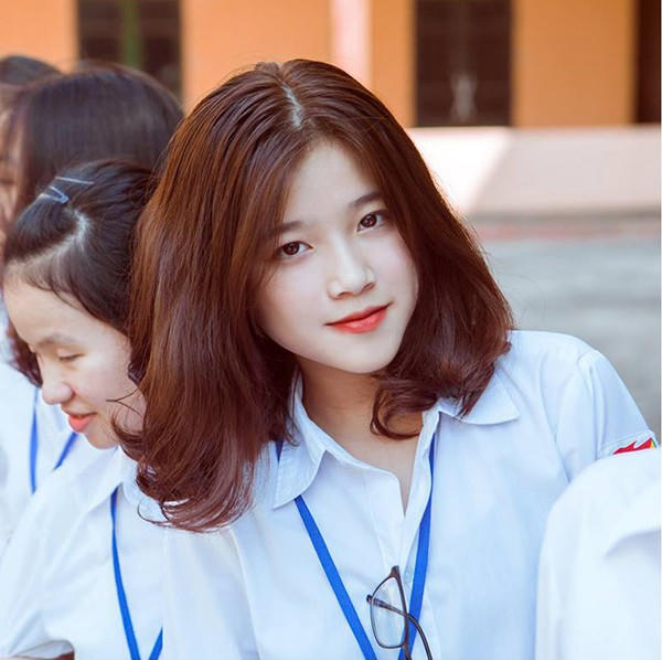 Khánh Ly có gương mặt xinh xắn, ăn ảnh.