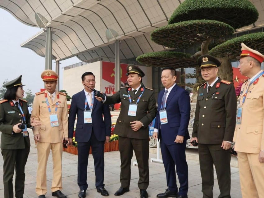 Đại tá Nguyễn Tiến Đạt - Phó Giám đốc CATP (giữa) và Thiếu tướng Phạm Thanh Hùng - Tư lệnh Bộ Tư lệnh Cảnh vệ - Bộ Công an kiểm tra, chỉ đạo phương án diễn tập.