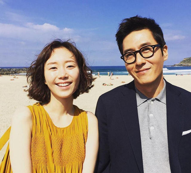Kim Joo Hyuk chụp ảnh cùng bạn gái Lee Yoo Young khi còn sống.