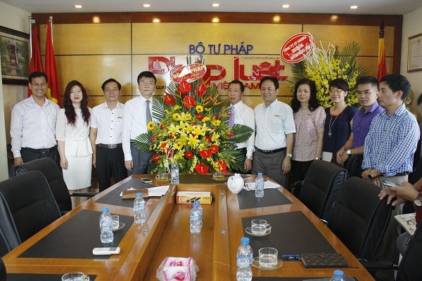 Bộ trưởng Bộ Tư pháp  Lê Thành Long đã đến thăm, tặng hoa và chúc mừng Báo pháp luật Việt Nam.