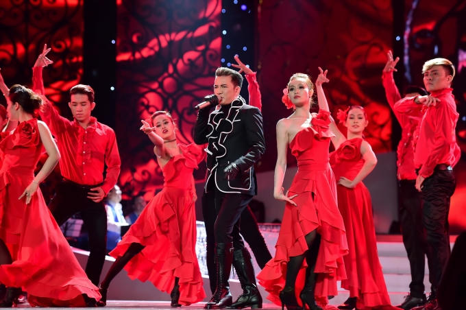 Ông hoàng nhạc Việt là một trong những khách mời trong liveshow Mạnh Quỳnh.