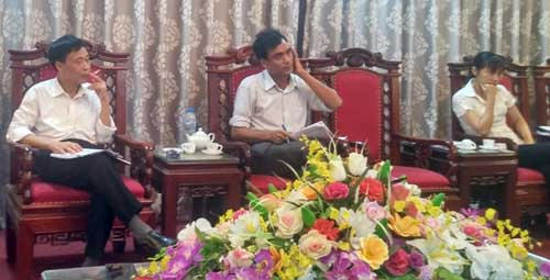 Ông Nguyễn Đức Tiến, Chủ tịch UBND huyện Nam Trực (ngoài cùng bên trái) trả lời cơ quan báo chí. Ảnh: Hoàng Long.