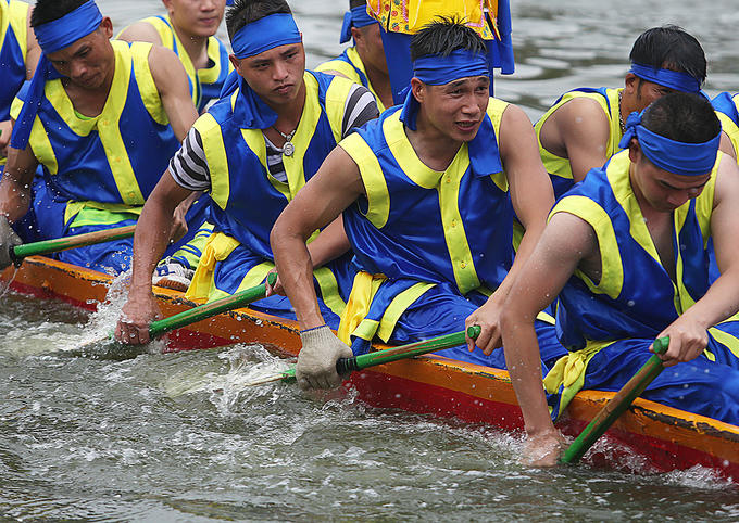 Mỗi thuyền đua có 25 người gồm một lái chính, một lái phụ...