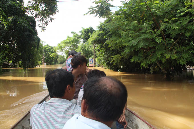 V&agrave;o v&ugrave;ng rốn lũ s&ocirc;ng Bưởi: Hơn ngh&igrave;n người cầm cự giữa m&ecirc;nh m&ocirc;ng biển nước