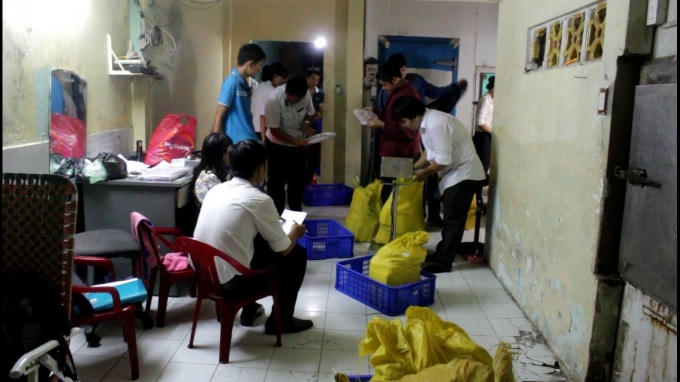 Co quan chức năng tiến hành kiểm tra số thực phẩm không rõ nguồn gốc.