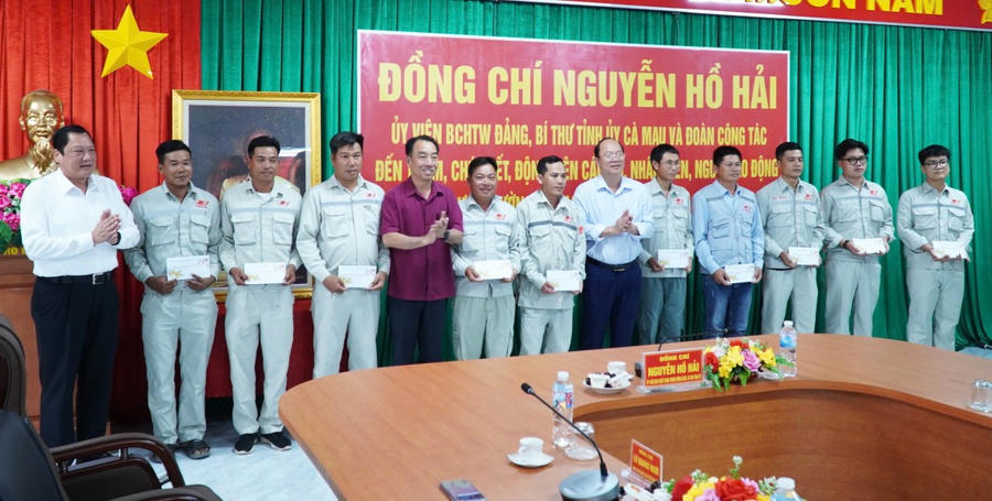 Ông Nguyễn Hồ Hải - Bí thư Tỉnh ủy (thứ 6 từ phải sang), ông Lữ Quang Ngời – Phó Bí thư Tỉnh ủy, Chủ tịch UBND tỉnh (thứ 5 từ trái sang) và ông Lâm Văn Bi - Phó Chủ tịch Thường trực UBND tỉnh, tặng quà cán bộ, người lao động tại Dự án đường bộ cao tốc đoạn Cà Mau – Cái Nước.