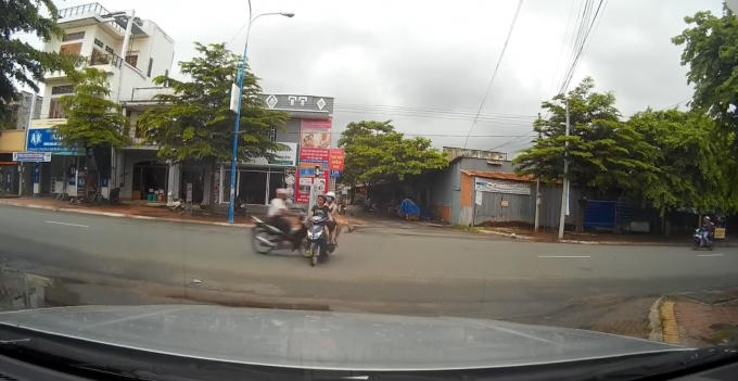 Cô gái ngồi sau bị xe máy húc thẳng vào chân.