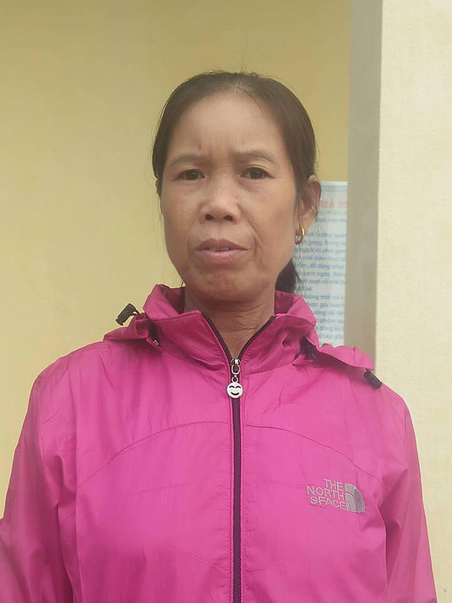 Cô Trương Thị Lan ngã khuỵu lời vì nhận quyết định nghỉ hưu kèm mức lương 1,3 triệu đồng/tháng.