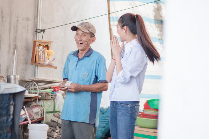 Tường Linh mướt mồ h&ocirc;i, đạp xe đi b&aacute;n củi tại T&acirc;y Ninh