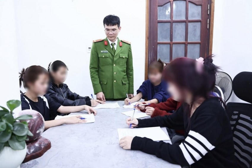 Các em học sinh được bàn giao cho gia đình và nhà trường để tiếp tục học tập. (Ảnh: CATQ)