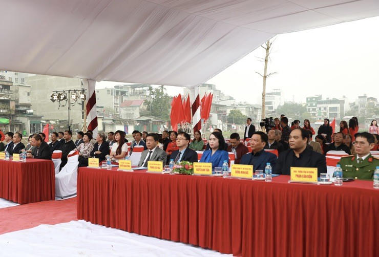 Phó Chủ tịch Thường trực UBND Thành phố Dương Đức Tuấn và các đại biểu dự lễ khánh thành.
