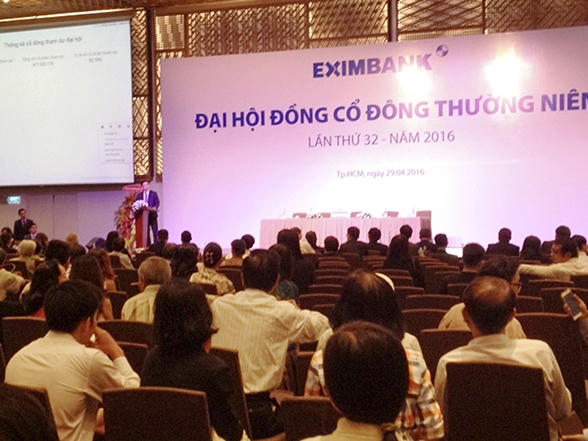 Trước kỳ đại hội bất thường bà Nguyễn Thị Xuân Loan và ông Phạm Hữu Phương – đại diện 2 nhóm cổ đông nắm giữ 22,2% cổ phần – yêu cầu HĐQT bầu bổ sung 2 thành viên HĐQT (Eximbank hiện có 9 thành viên HĐQT). Trong khi đó, nhóm cổ đông nước ngoài sở hữu 25,95% cổ phần lại kiến nghị giữ nguyên 9 thành viên HĐQT.