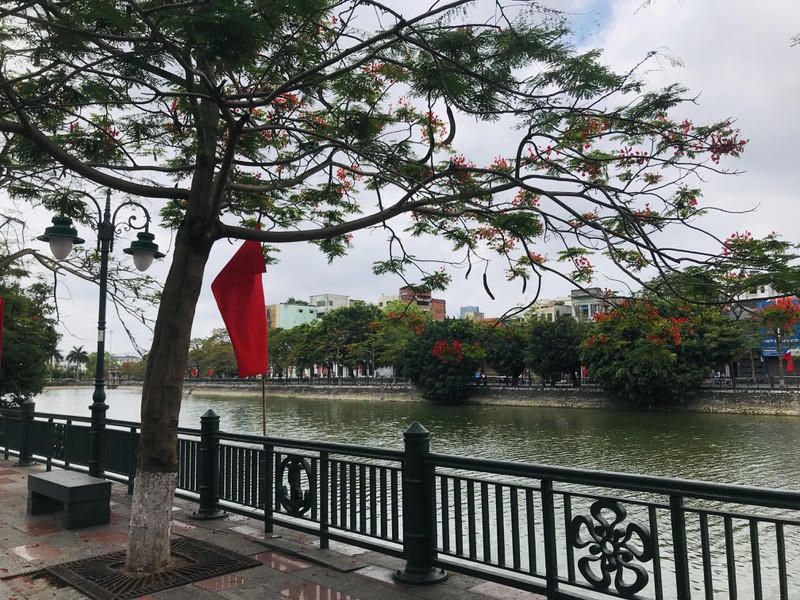 Góc phố bình yên bên sông Tam Bạc. 