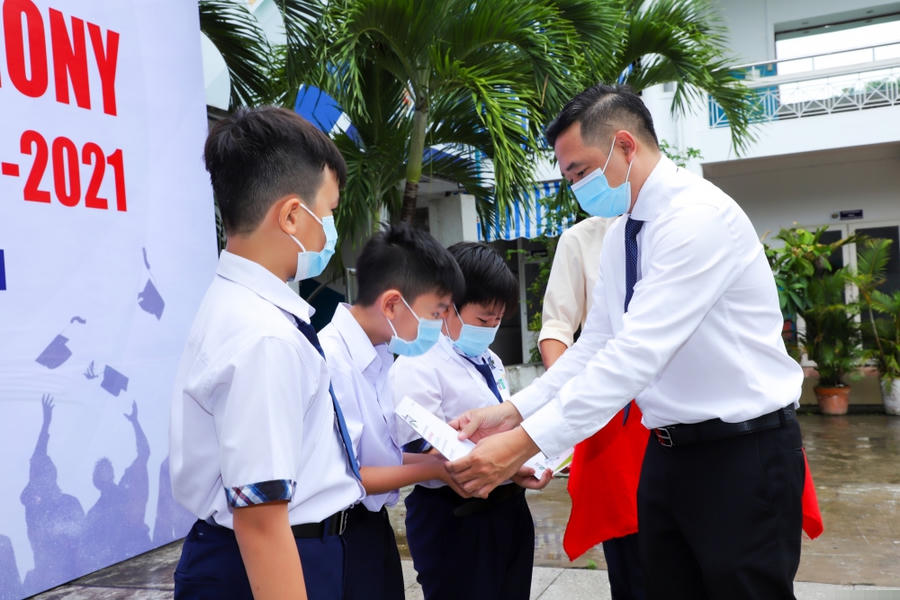 Trường PT Thái Bình Dương (TP Cần Thơ) trao huy chương và giấy khen của Ban Tổ chức cuộc thi “Sân chơi Khoa học ứng dụng FIRST LEGO League” cho các em học sinh của trường xuất sắc đoạt giải.
