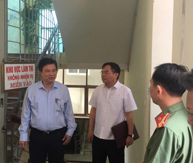 Thứ trưởng Bộ GD&amp;ĐT Nguyễn Hữu Độ kiểm tra thi THPT quốc gia 2018 tại tỉnh Hải Dương ngày 20/6.