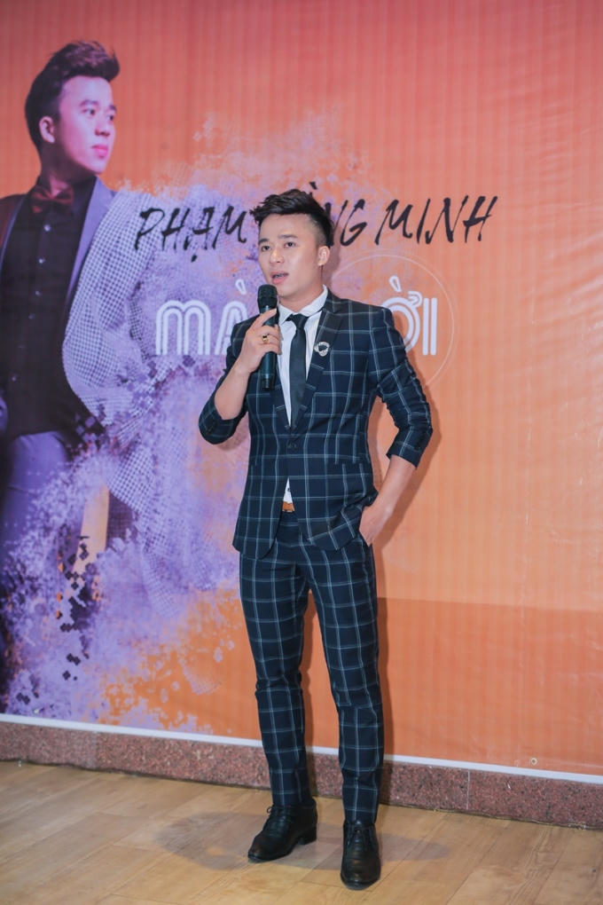 Phan Thị Mơ diện váy trễ nải vai trần đến chúc mừng Phạm Hồng Minh ra MV