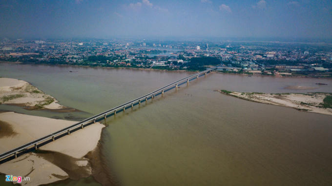 Cầu có tổng chiều dài và đoạn tuyến chính đường hai đầu cầu khoảng 9,46 km. Trong đó, chiều dài đường dẫn phía Phú Thọ khoảng 0,26 km, chiều dài cầu vượt sông khoảng 1,55 km, chiều dài đường dẫn phía Hà Nội khoảng 7,54 km.