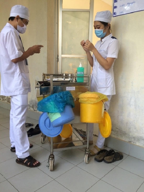 Điều dưỡng viên mải mê với chiếc điện thoại, phó mặc mọi việc cho sinh viên thực tập.