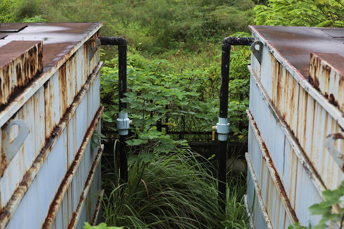 Nhiều hạng mục của công trình đã xuống cấp nghiêm trọng.  Ngoài trạm xử lý nước thải Tân Triệu, một cơ sở tương tự ở Duyên Thái cũng bỏ hoang nhiều năm qua.