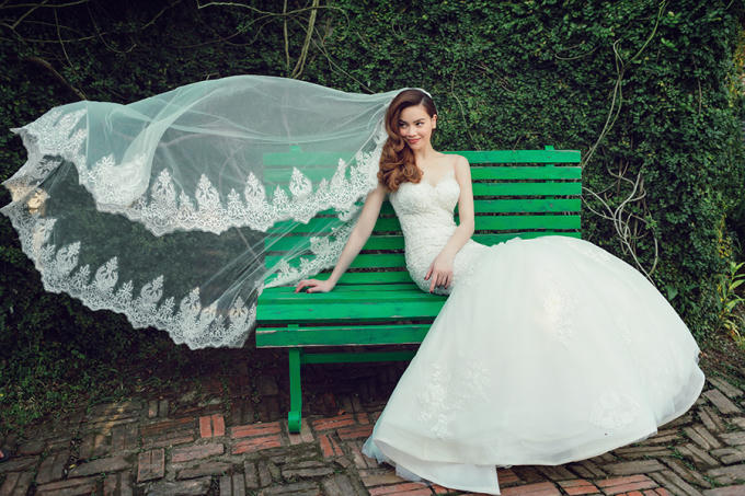 Hồ Ngọc H&agrave; &lsquo;h&oacute;a&rsquo; th&agrave;nh c&ocirc; d&acirc;u gợi cảm v&agrave; quyến rũ