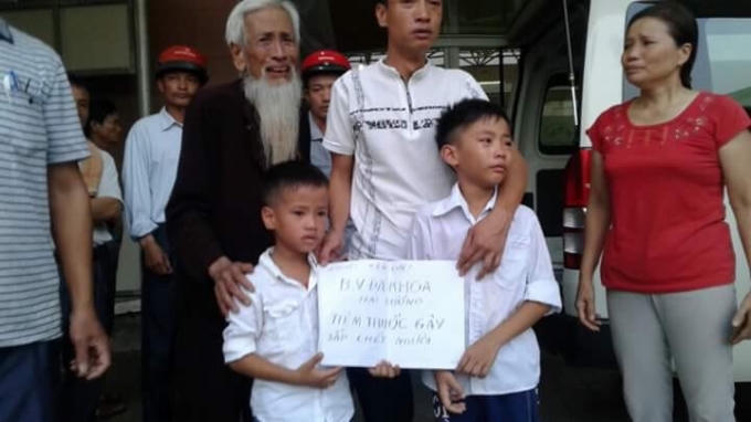 Anh Tùng cùng 2 con trai và người nhà phản ánh Bệnh viện Đa khoa Hải Dương, sau khi tiêm thuốc xong vợ anh có biểu hiện co giật, sức khỏe trong tình trạng nguy kịch.