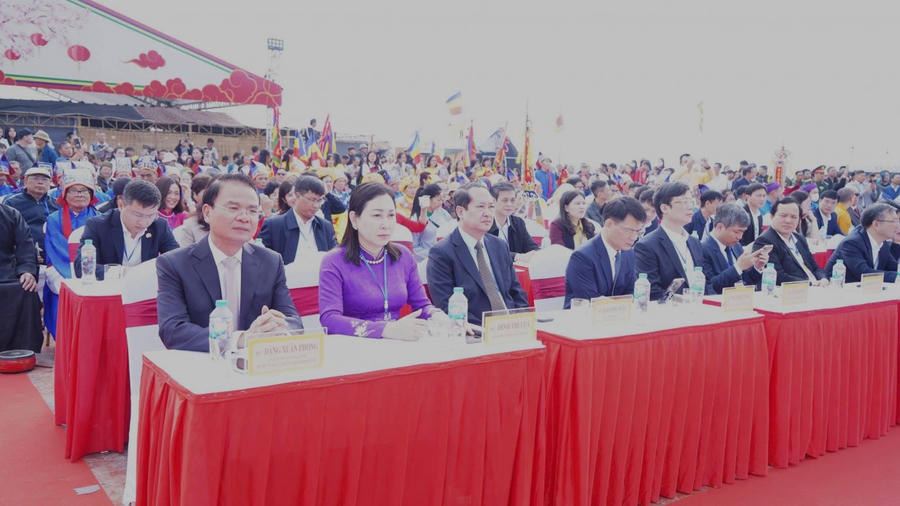 Các đồng chí lãnh đạo tỉnh Ninh Bình cùng đông đảo du khách thập phương dự buổi lễ. (Ảnh: ninhbinh.gov.vn)