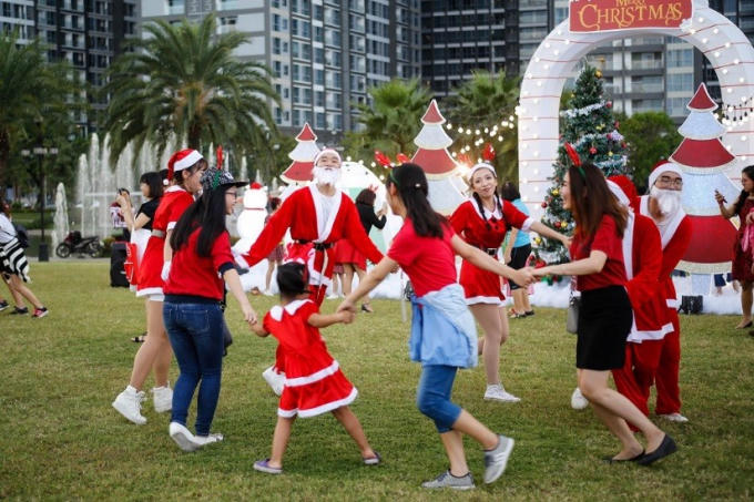 Màn nhảy flashmode thu hút sự chú ý của đông đảo cư dân