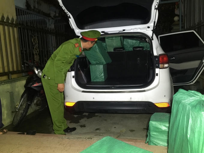 Lực lượng chức năng phát hiện 10 nghìn gói thuốc ngoại thuộc loại cấm nhập vào Việt Nam trên xe.