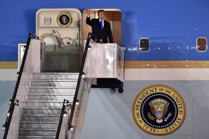 Ông Trump tới sân bay của căn cứ không quân Paya Lebar