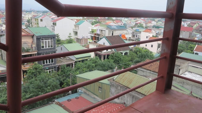 Cầu thang thoát hiểm được thiết kế "rất nguy hiểm" khi khoảng cách giữa các lan can quá lớn.