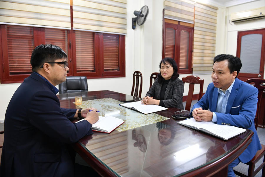 Phóng viên Pháp luật Việt Nam làm việc với lãnh đạo MTTQ phường Móng Cái 1.