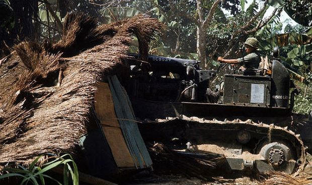 Giặc Mỹ đốt nhà cửa làng mạc nhằm cắt đứt quan hệ với địa đạo Củ Chi