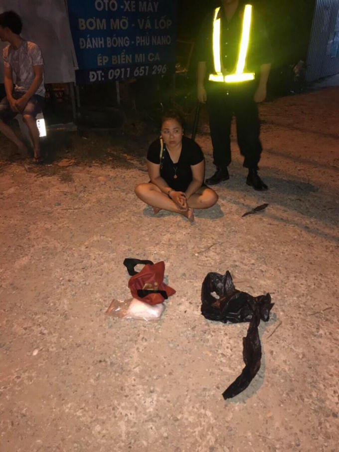 Nữ quái cùng tang vật bị thu giữ.