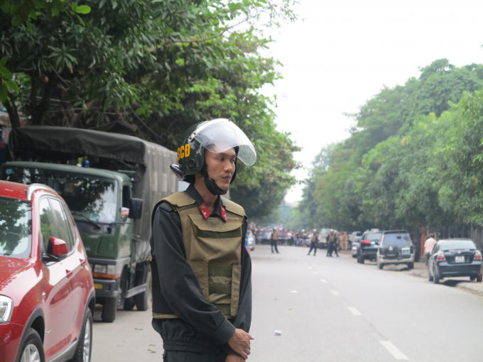 Thời điểm triệu tập đối tượng không có tại nơi cư trú, sáng ngày 1/10, cơ quan điều tra tiến hành bắt giữ đối tượng. Tuy nhiên đối tượng chống đối và cố thủ trong căn nhà.