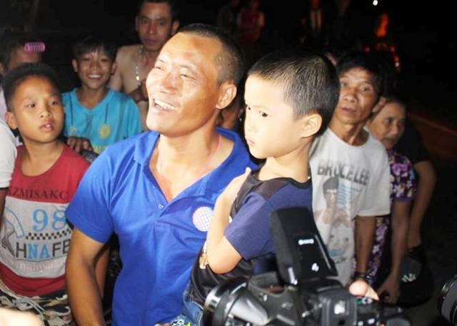 Thuyền viên Nguyễn Văn Hạ (áo xanh) trong vòng vây của dân làng.