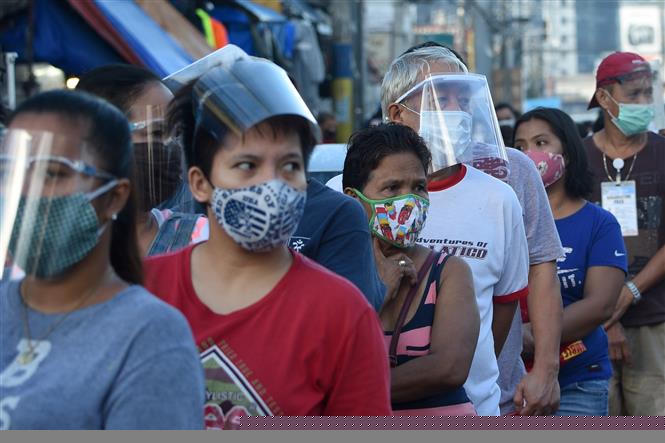 Người dân đeo khẩu trang phòng lây nhiễm COVID-19 tại Manila, Philippines. Ảnh: AFP/TTXVN