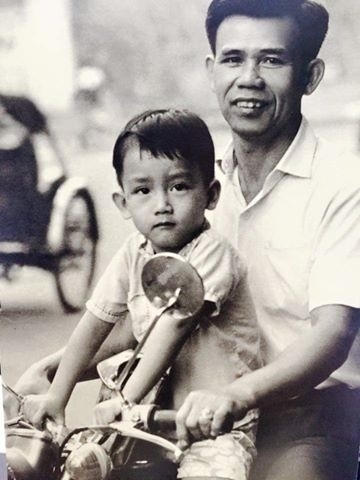 Hồi nhỏ anh khá giống bố và được mọi người yêu quý bởi nét điển trai.