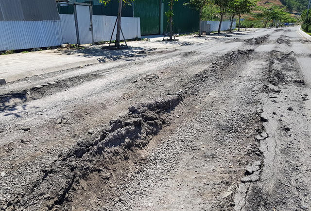 Tuyến đường Nguyễn Cơ Thạch nằm ven biển Nha Trang bị cày nát.