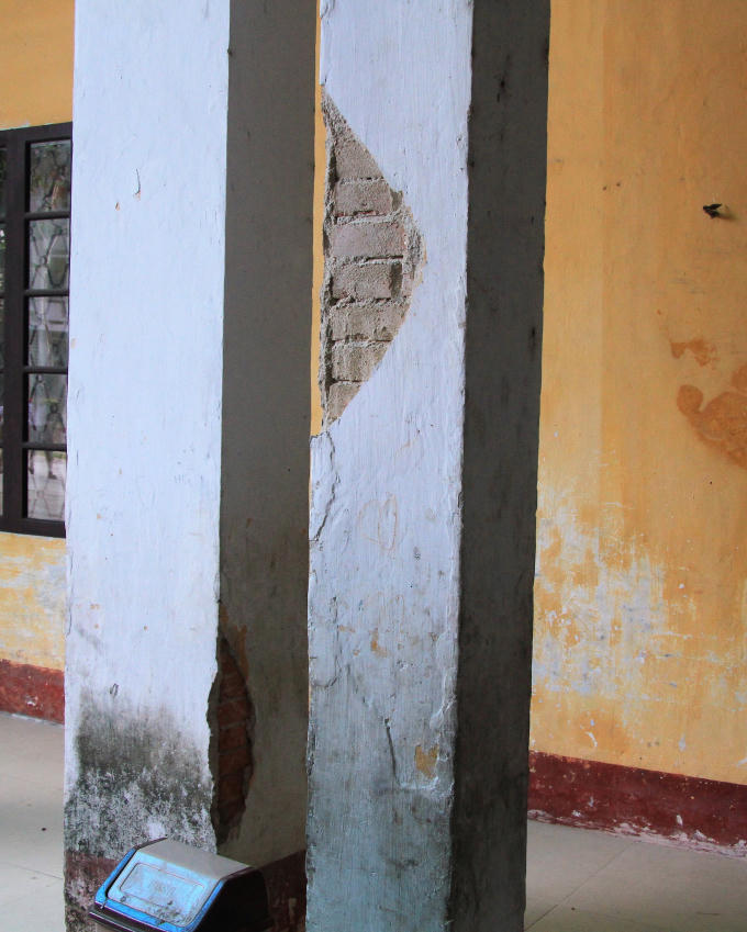 Những cây cột rạn nứt, bong tróc hết hạn sử dụng.