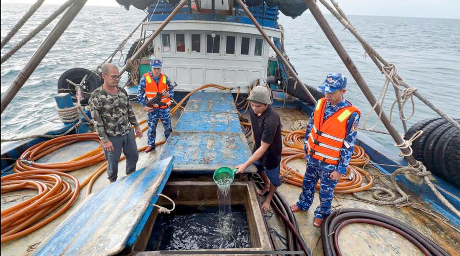 Lực lượng chức năng Bộ Tư lệnh Vùng Cảnh sát biển 4 kiểm tra hàng hóa trên tàu cá TG 92232 TS