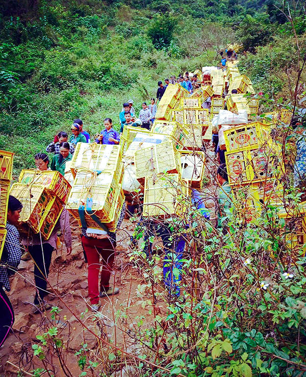 "Đội quân" cửu vạn là người tứ xứ từ các tỉnh thành, các huyện thị về đây vác hàng thuê.