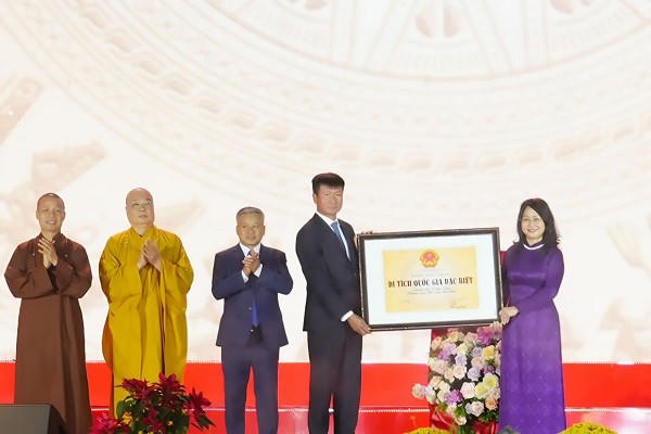 Tại buổi lễ, thừa ủy quyền, bà Lâm Thị Phương Thanh, Ủy viên Trung ương Đảng, Thứ trưởng Thường trực Bộ Văn hoá, Thể thao và Du lịch trao Bằng Xếp hạng Di tích Quốc gia đặc biệt Quần thể Tam Chúc cho tỉnh Ninh Bình.