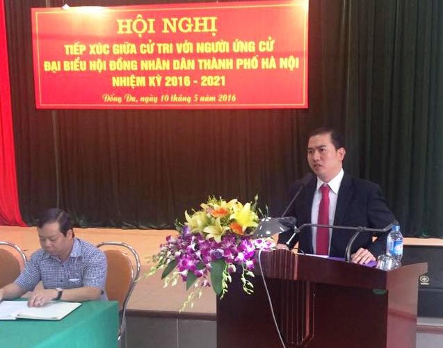 Luật sư Trương Anh Tú tại buổi tiếp xúc cử tri.