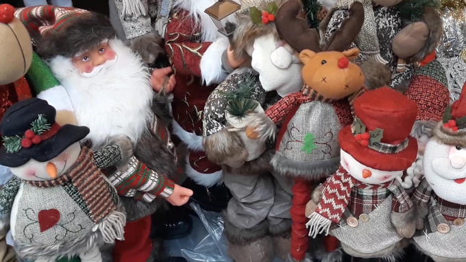 Hình dạng ông già Noel hay người tuyết nhồi bông đáng yêu.